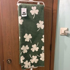 Docofil Green and White Shamrock Blanket